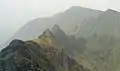 Blick vom Meall Dearg bis zum Sgorr nam Fiannaidh, im Vordergrund auf dem Grat die Crazy Pinnacles