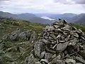 Der Gipfelcairn des Sgùrr an Lochain, im Hintergrund Loch Duich