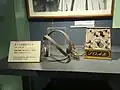 Kristalldetektor auf einem Pultformgegäuse von 1925 aus Japan, Aufdruck der Kennung JOAK, der ersten Tokyoter Station.