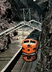 Zug der D&RGW auf der Hängebrücke