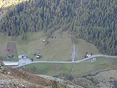 Blick ins Flüelatal zur Talstation des Skigebietes Pischa und dem Gasthof Alpenrose.