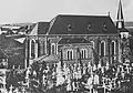 Blick über den Friedhof zur neogotischen Kirche mit dem barocken Turm der alten Kirche