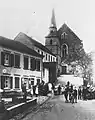Eingangsfront der neogotischen Kirche mit dem Turm der barocken Kirche