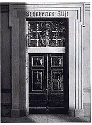 Neußerstraße 25, Hubertusstift, Portal