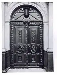 Orangerierstraße 6, Portal