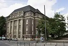 Ehemaliges Gerichtsgebäude, Seitenrisalit
