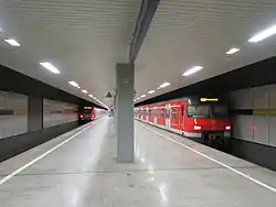 Bahnsteig mit Triebzügen der S 11 und S 68