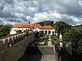 Blick über den Rosengarten zum Schloss, links die "Lange Fahrt" („Dlouha jizda“), der Zugang zum Schloss, rechts hinten die Schäferwand (2018)