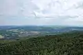 Aussicht in Richtung Südwesten über das Tal des Jílovský potok (Eulabach) zu den Bergen des Böhmischen Mittelgebirges