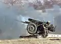 Angehöriger der Brigade beim Abfeuern einer 122-mm-Haubitze D-30J während einer Militärübung.