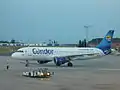 Flugzeugschlepper fährt weg; Push-Back beendet.