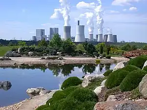 Kraftwerk Boxberg (2012), Blick vom Lausitzer Findlingspark Nochten: (v. l. n. r.) Block R, Block Q, Kühlturm Block R, Kühlturm Block Q (dahinter der inzwischen gesprengte letzte Schornstein), Werk 3