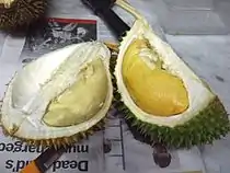 Vergleich von zwei Sorten. Gut zu erkennen sind Fruchtschale und die Fruchtkammern, die den Arillus enthalten.
