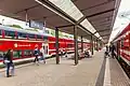 Zwei Züge der S-Bahn-Linien S1 und S2 am Inselbahnsteig