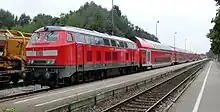 Doppelstockwagen hinter einer Lokomotive der Baureihe 218 in Dorfen