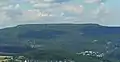 Blick von Südosten auf das lang gestreckte Tafelbergprofil mit den erkennbaren Felswänden