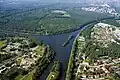 Ort des ersten Spatenstichs. Von links nach rechts Kanał Gliwicki mit breiter Mündung, ein 6-kmTeilstück des Oder-Donau-Kanals und ein Stichkanal zur chemischen Fabrik in Kędzierzyn.