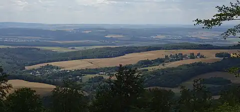 Blick vom Windhain auf Niederems (links) und den Weiler Reinborn; links über Niederems ist der Idsteiner Ortsteil Wörsdorf erkennbar.