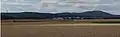 Staufen (rechts) von Osten: In der Mitte lugt neben der Staufen-Nebenkuppe Hahnenkopf (361 m ü. NN), der Berg Judenkopf hervor; links der Lorsbacher Kopf (308 m ü. NN).