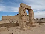 Skulpturenreste in der Umgebung des Tempels von Kalabscha.
