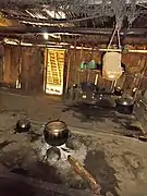 In einer der Hütte