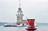 Tee vor dem Leanderturm