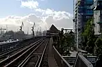 Ein DT3E-Zug verlässt die Station Baumwall (Elbphilharmonie) in Richtung Landungsbrücken