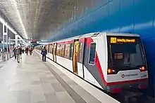 DT4-Zug im U-Bahnhof Überseequartier