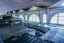 Sicht auf Fenster der Halle vom Dach des Hauptbahnhofs.