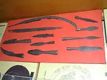 Eiserne Waffen und Geräte der Daker.Oben ein Krummschwert (Falx), darunter ein gerades, beide mit Schaftzunge. Die Spitzen und Messer haben Tüllenschäftung.