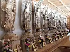 Die Kannon-Statuenim Gang