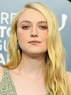 Dakota Fanning (l.) und Georgina Campbell (r.)