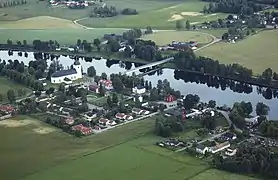 Blick von Norden über Husby mit Kirche, Dalälven und Krongut