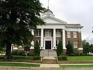 Dallas County Courthouse (2014). Das heutige Courthouse des Countys wurde 1911 erbaut und ist seit März 1984 im National Register of Historic Places eingetragen.