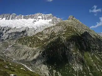 Dammahütte mit Fahnenmast (rechts vom Gletscher auf dem Grat)