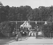 1839–1926: Blick von der Gartenfassade des Neuen Schlosses auf die Nymphengruppe am Oberen Anlagensee