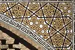 Linkes Bild: Muster aus Girih-Kacheln, basierend auf zehnstrahligen Sternen, Darb-e-Imam-Schrein, IsfahanRechtes Bild: Konstruktion des Musters im Darb-e-Imam-Schrein. Gelbe Linie: Umriss des Gewölbezwickels. Zehnecke blau, „Querbinder“ rot. Das Bandwerk überschneidet die darunter liegende Parkettierung.
