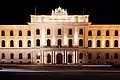 Das Hauptgebäude bei Nacht