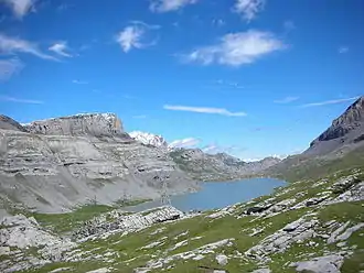 Daubensee vom Gemmipass nach Norden.Der Wanderweg verläuft am Ostufer des Sees.
