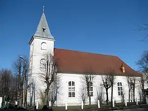 Weiße Kirche mit Leuchtfeuer im Turmdach