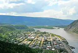 Blick vom Midnight Dome auf Dawson und den Yukon