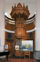 Altarnische und Kanzel