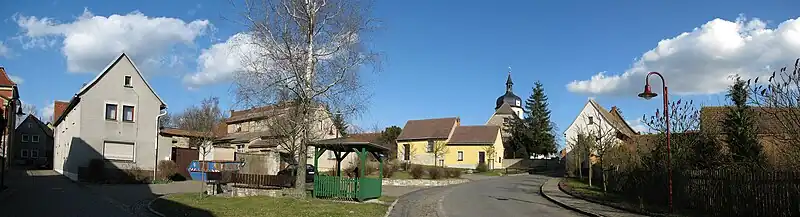 Hauptstraße in Eßleben mit Blick auf Kirche(Kamerastandpunkt→51.15230597277811.460687518056)