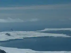 Blick vom Ongal Peak über die Moon Bay hinweg auf den Debelt-Gletscher