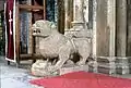 Löwenskulptur am Portal zwischen Narthex und Naos