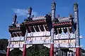 Bemalter Paifang im Sommerpalast von Peking