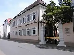 Weinstraße 51 (im Bild vorne) und 49 (im Bild hinten)