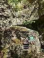 Ein aus Natursteinen errichtetes Wirtschaftsbauwerk wurde zum Schutz der vom Aussterben bedrohten Fledermäuse mit einem Gitter geschlossen