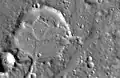 5-km-Einschlagkrater mit Flussablagerungen der Nanedi Valles