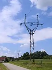 Deltamast: Die Traverse wird von einer Gabelung getragen, ein Leiter läuft durch die Mitte.